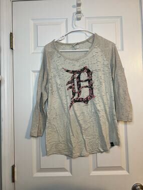 MLB Detroit Tigers Apple Blossum Burn Out T-Shirt Woman’s Sz: medium